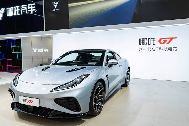 成都305哪吒汽车在智能汽车领域的表现，领途汽车在新能源汽车市场中的影响力